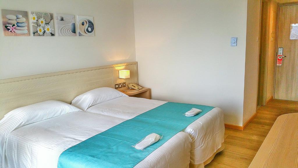 Cynthiana Beach Hotel Kissonerga Habitación foto