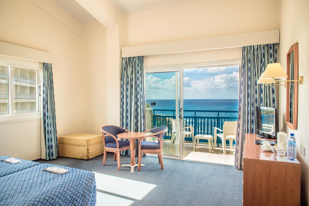 Cynthiana Beach Hotel Kissonerga Habitación foto